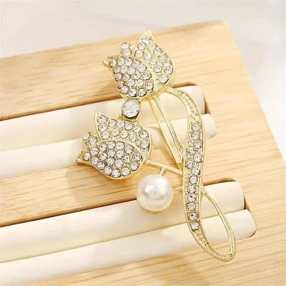 Exquisite Tulip-Shaped Faux Pearl Brooch Adorned with Artificial Diamond